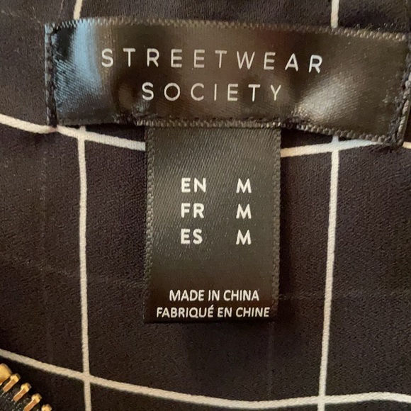 A formal blouse with grid pattern - Picture 2 of 3